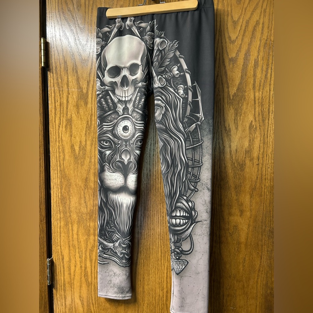 Gray Skull and Lion Graphic Leggings
